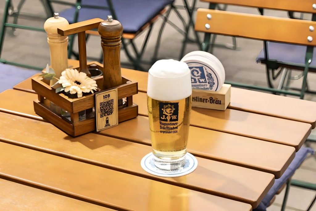 Bier auf einem Holztisch