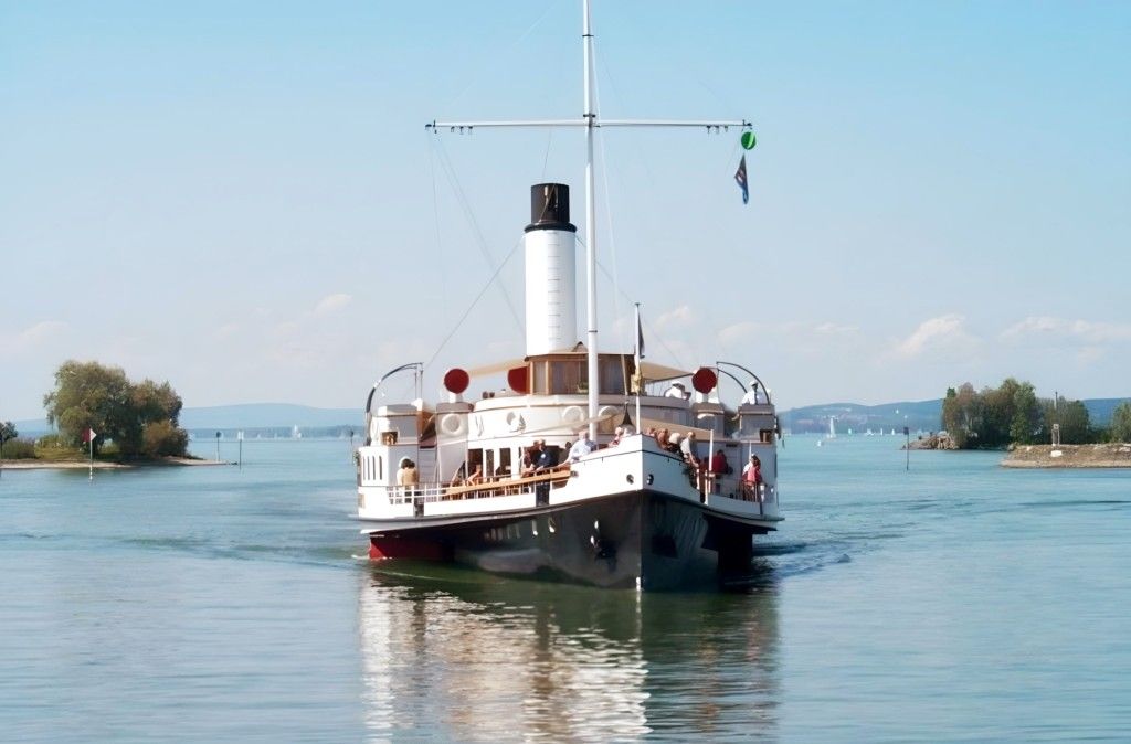 Dampfschiff auf ruhigem Wasser